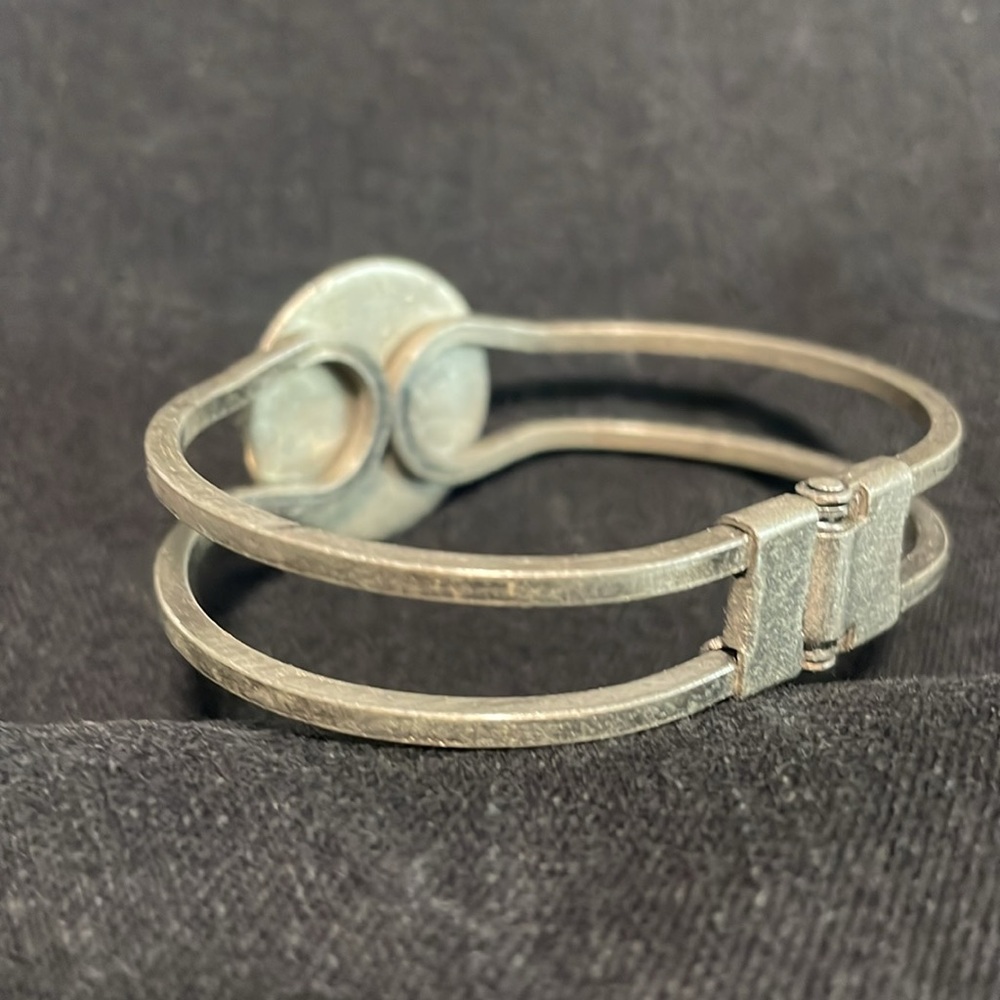 Elegant Silver Bracelet with Iridescent Stone - Picture 2 of 5